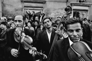 Festival de musique gitane, Straznice, Tchécoslovaquie, 1966 (c) Josef Koudelka/Magnum Photos