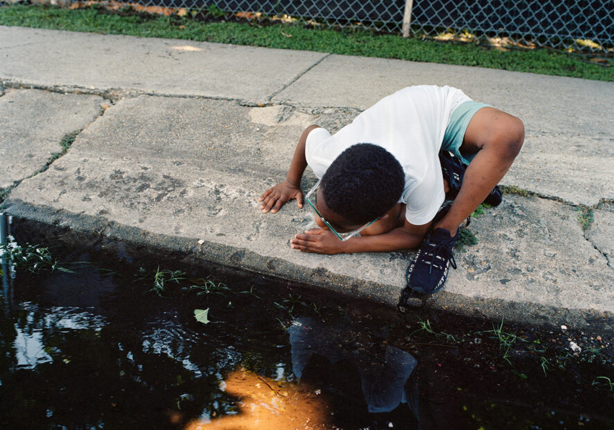 UNTIL SEPTEMBER 3, 2023  : Vasantha Yogananthan – Mystery Street : The Fondation HCB presents Vasantha Yogananthan’s new project, the fifth winner of Immersion, a French American Photography Commission from the Fondation d’entreprise Hermès. Conducted in New Orleans, the Mystery Street series bears witness to the prolific imagination of children in the warm and steamy atmosphere of the city in the middle of summer. Between documentary photography and fiction, Vasantha Yogananthan proposes an in-between, where reality offers a diversity of possible narratives. 