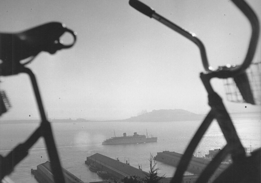 Until January 14, 2024 : Ruth Orkin – Bike Trip, USA, 1939 : For the first time in France, the Fondation Henri Cartier-Bresson presents a solo exhibition on American photographer Ruth Orkin (1921-1985), internationally known for her photograph American Girl in Italy (1951), an iconic image of a women traveling alone. While still a teenager, Orkin undertook a pioneering journey across the United States from West to East. 