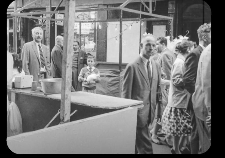 : Henri Cartier-Bresson dans les rues de New-York en 1957 : Tout au long de sa vie, Henri Cartier-Bresson a manifesté son refus d’être filmé ou de se faire prendre en photo au travail. En raison de cette réticence, n’étaient connus jusqu’alors que deux films dans lesquels on pouvait le voir photographier.