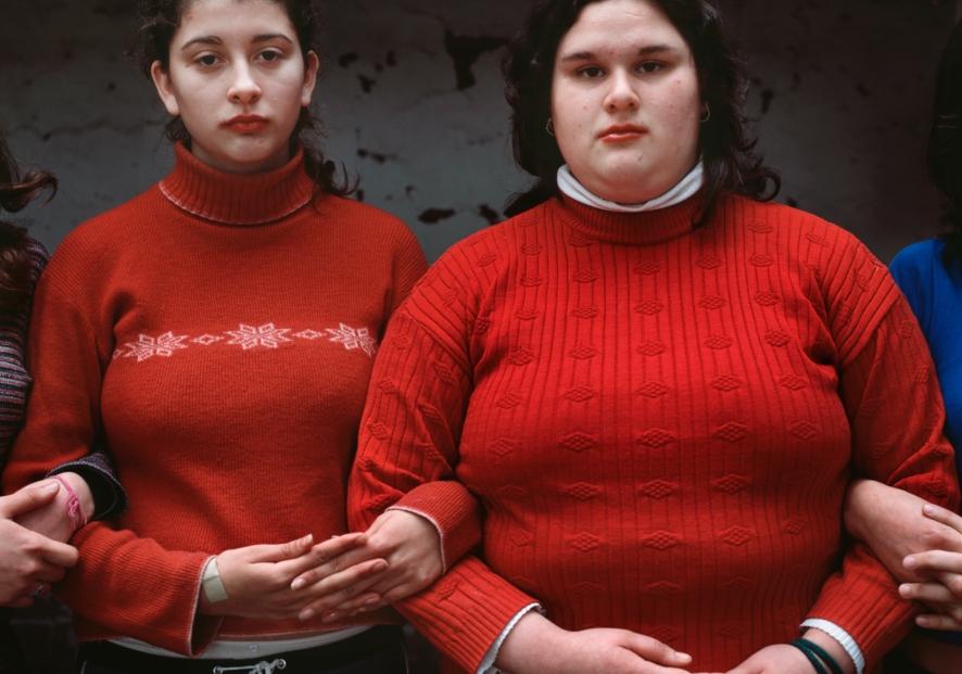 Jusqu'au 19 mai : Alessandra Sanguinetti – Les Aventures de Guille et Belinda : Alessandra Sanguinetti (née en 1968) grandit et fait ses études en Argentine. En 1999, elle remarque deux enfants singulières, Guillermina Aranciaga et Belinda Stutz. Ces deux femmes, dont elle suit le destin depuis, s’érigent en icônes aux centres de sa vie et de son œuvre. Avec la campagne argentine en toile de fond, dans un univers essentiellement masculin fait de gauchos et de fermiers, les tableaux documentaires qu’elle crée traversent les stades de la vie et interrogent l’irréversibilité du temps.