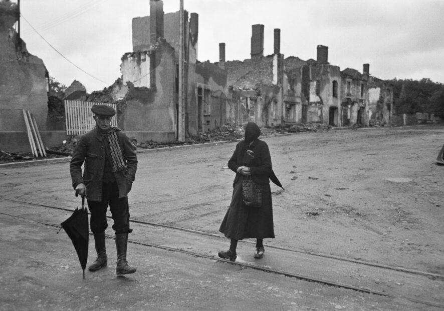 Une image, des images : Une image, des images #15 | Oradour-sur-Glane avec Sarah Farmer : Dans ce quinzième épisode, Sarah Farmer, professeure à l'Université de Californie, raconte l’histoire de Oradour-sur-Glane, France, automne 1944 d’Henri Cartier-Bresson.