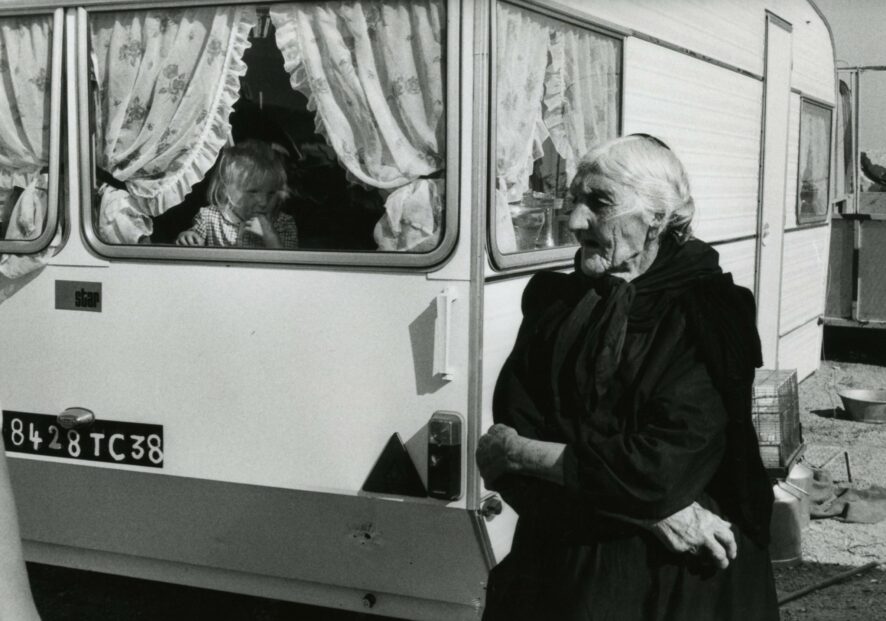 Une image, des images  : Une image, des images #23 | Pèlerinage des gitans avec Ilsen About : Dans cet épisode, Ilsen About, historien et commissaire d'exposition, décrypte la photographie de Martine Franck : Pèlerinages des Gitans, Saintes-Maries-de-la-Mer, prise en 1973. L’occasion de raconter l’histoire de ce pèlerinage et la volonté de Martine Franck de capturer l’intimité du peuple tsigane. 